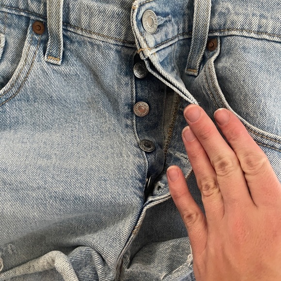 Levi's Women's light Blue Denim Shorts size 28 - Picture 7 of 8